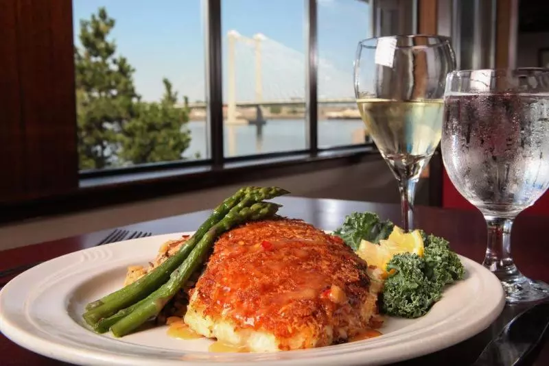 فندق Clover Island Inn