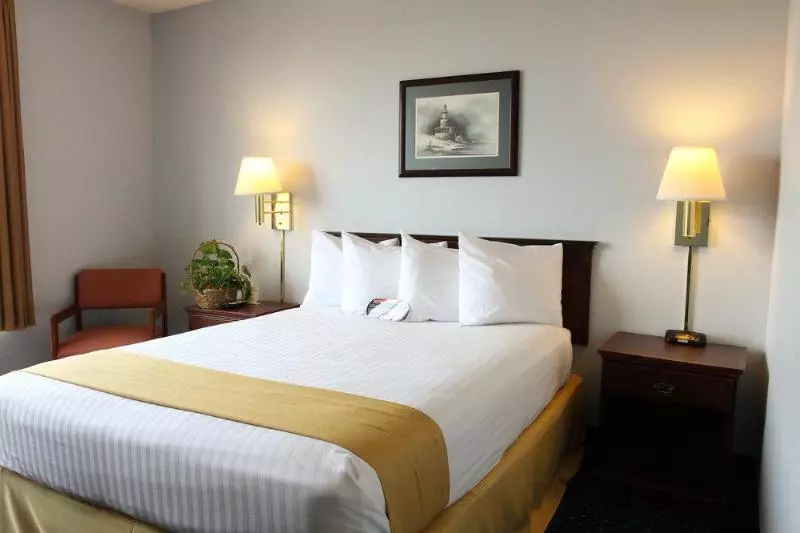 فندق Clover Island Inn