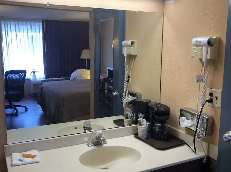 בית מלון כפרי Express Airport Inn