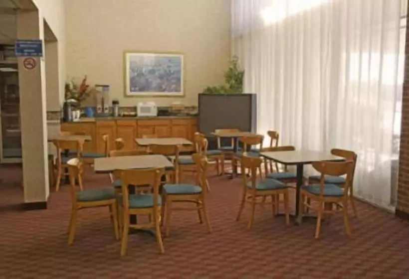 בית מלון כפרי Express Airport Inn