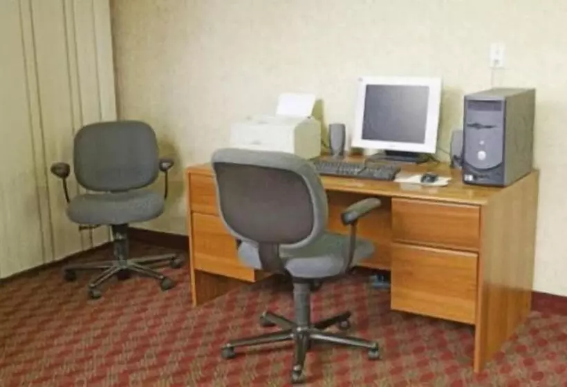 בית מלון כפרי Express Airport Inn