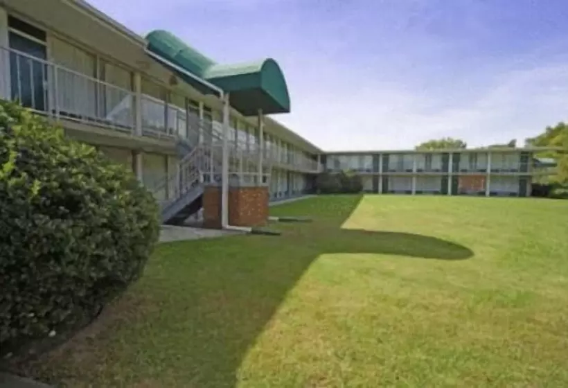 בית מלון כפרי Express Airport Inn