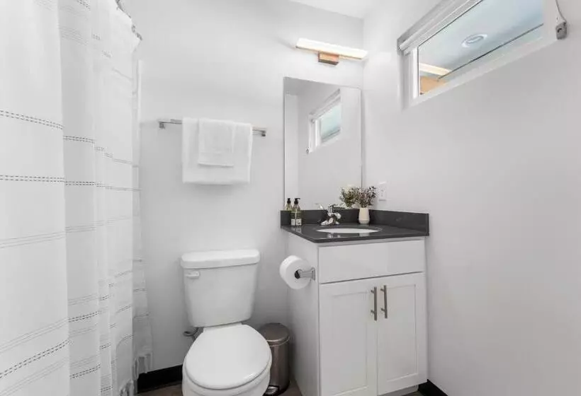 هتل Falls Edge Studios