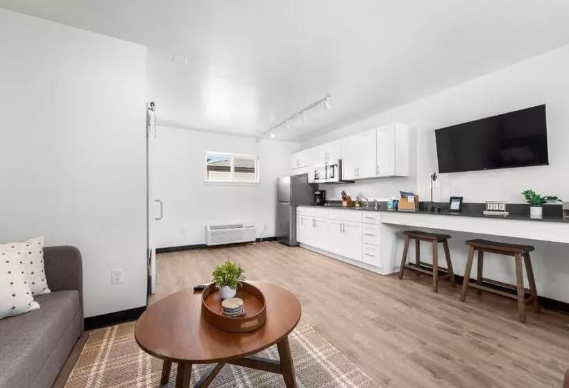 هتل Falls Edge Studios