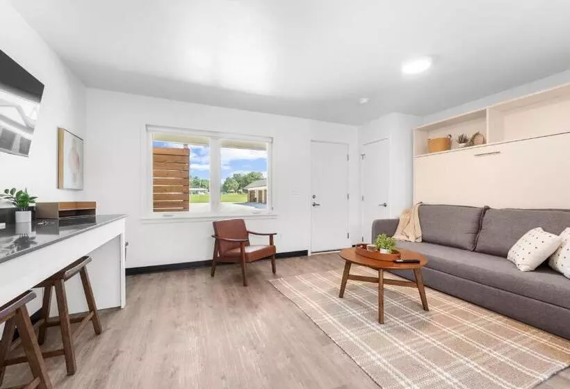 هتل Falls Edge Studios