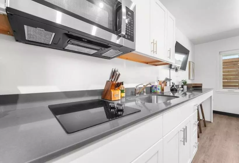 هتل Falls Edge Studios