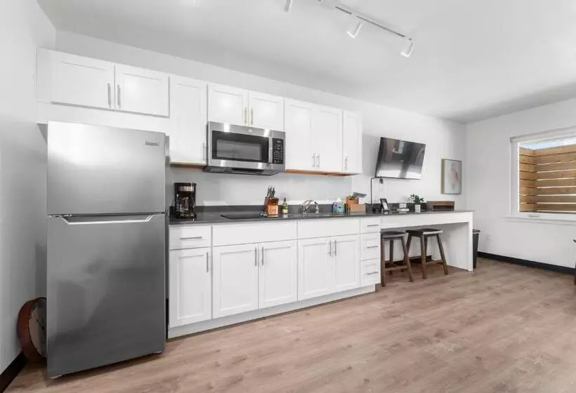 هتل Falls Edge Studios