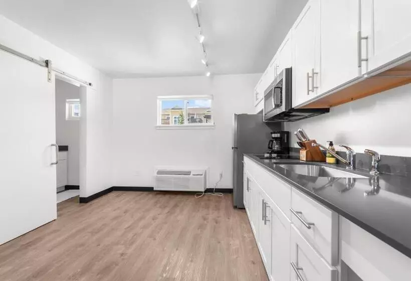 هتل Falls Edge Studios