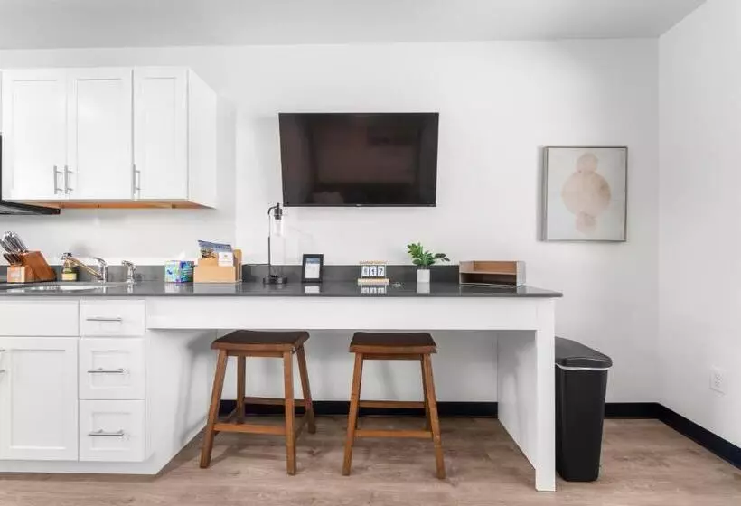 هتل Falls Edge Studios