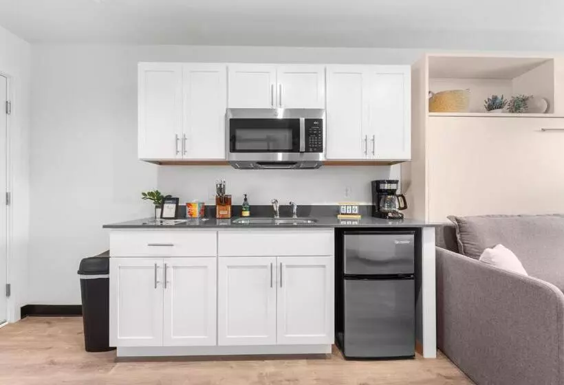 هتل Falls Edge Studios