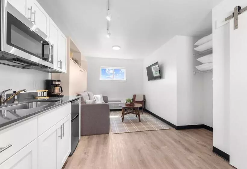 هتل Falls Edge Studios