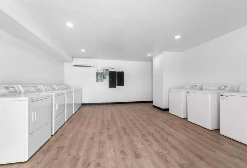 هتل Falls Edge Studios