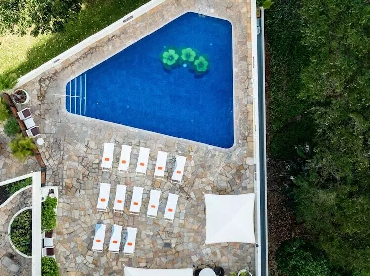 Luana Waikiki Hotel & Suites