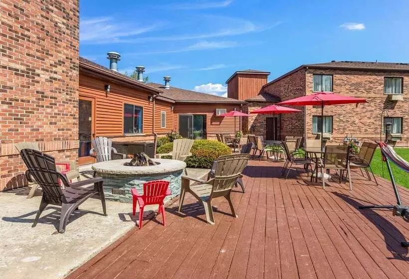 בית מלון כפרי Quality Inn Petoskey Harbor Springs