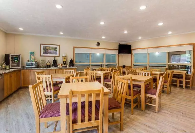 בית מלון כפרי Quality Inn Petoskey Harbor Springs