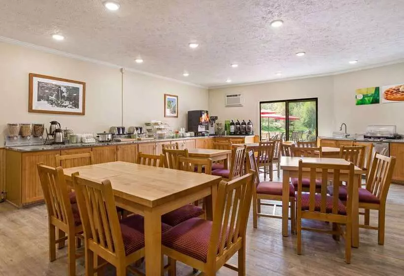 בית מלון כפרי Quality Inn Petoskey Harbor Springs