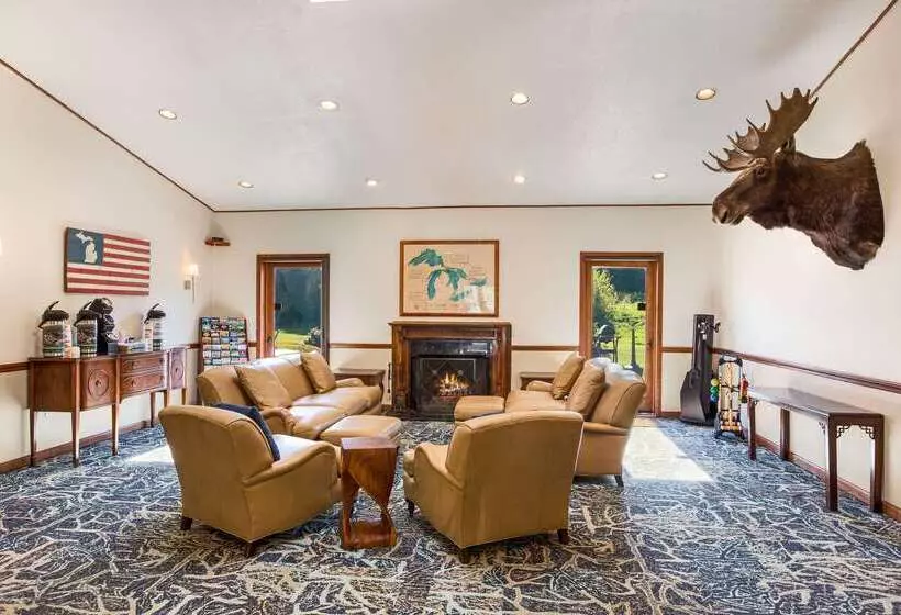 בית מלון כפרי Quality Inn Petoskey Harbor Springs