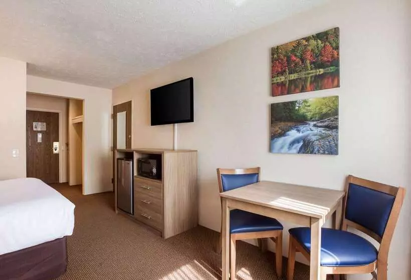 בית מלון כפרי Quality Inn Petoskey Harbor Springs