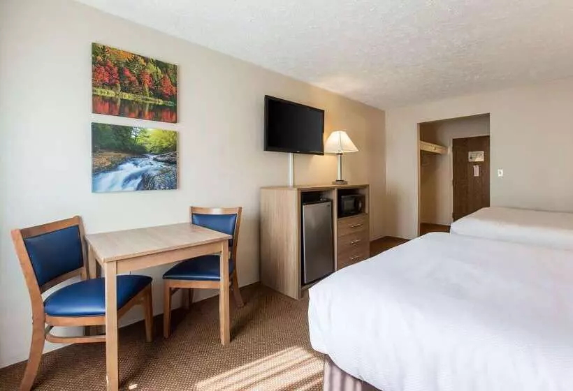 בית מלון כפרי Quality Inn Petoskey Harbor Springs