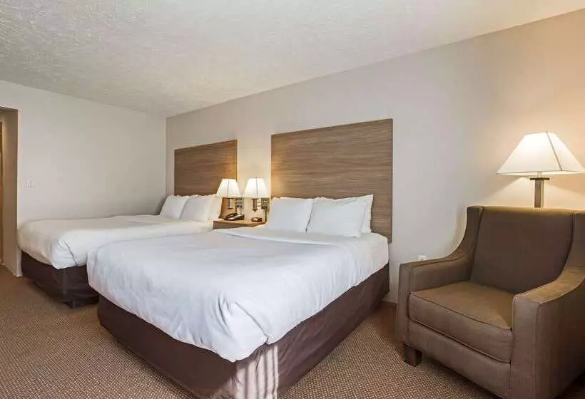 בית מלון כפרי Quality Inn Petoskey Harbor Springs