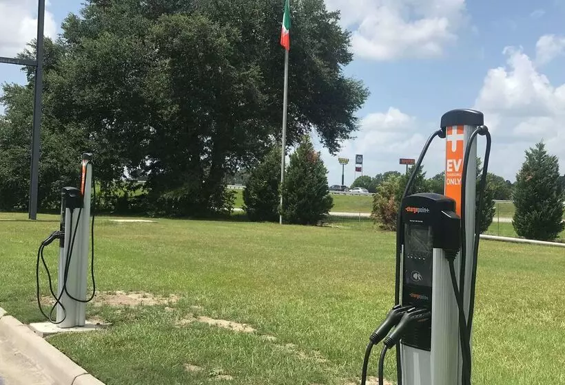 Отель Ramada By Wyndham Savannah Gateway