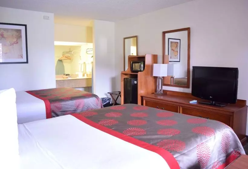 Отель Ramada By Wyndham Savannah Gateway