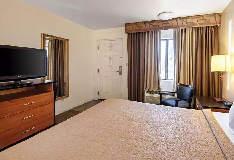 Hotel Rodeway Inn At Nevada State Capitol