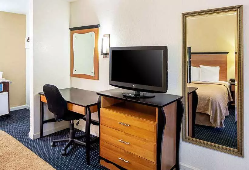 Hotel Rodeway Inn At Nevada State Capitol