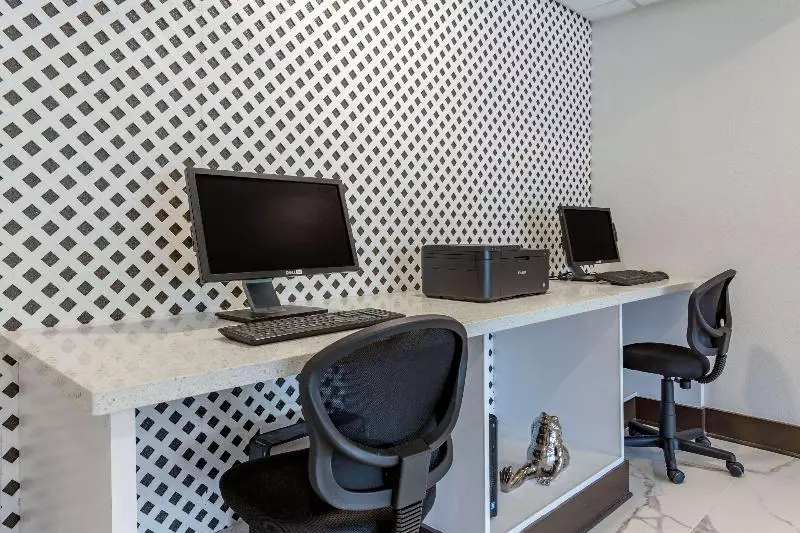 Отель Clarion Pointe Raleigh Midtown