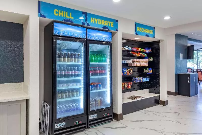 Отель Clarion Pointe Raleigh Midtown