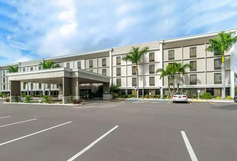 فندق Comfort Inn & Suites St. Pete  Clearwater International Airport