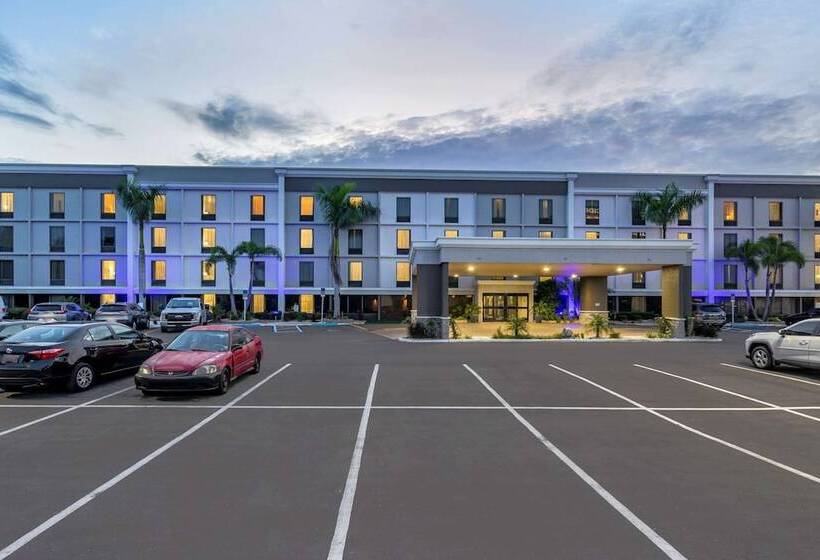 ホテル Comfort Inn & Suites St. Pete  Clearwater International Airport
