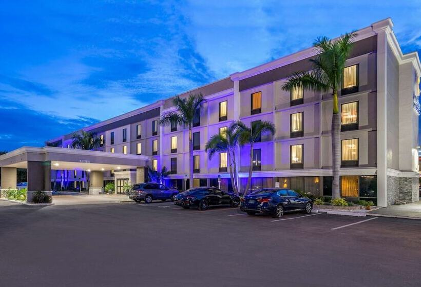 ホテル Comfort Inn & Suites St. Pete  Clearwater International Airport