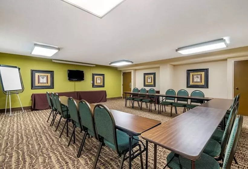 فندق Comfort Inn & Suites St. Pete  Clearwater International Airport