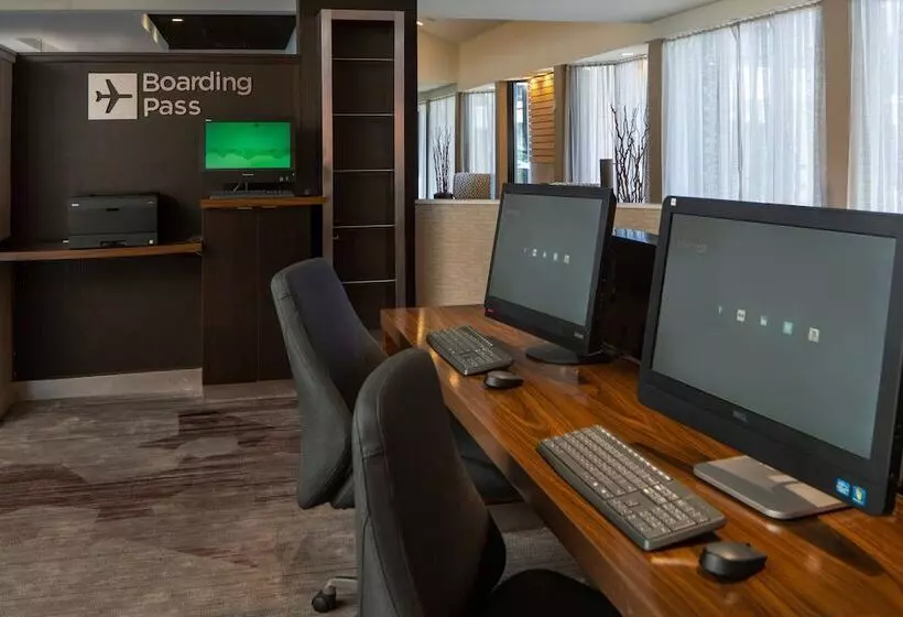 فندق Courtyard By Marriott Memphis East/park Avenue