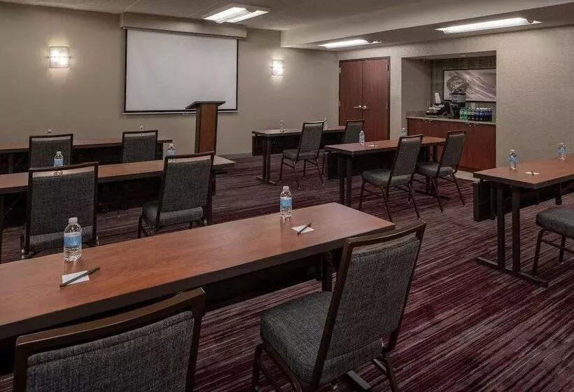 فندق Courtyard By Marriott Memphis East/park Avenue