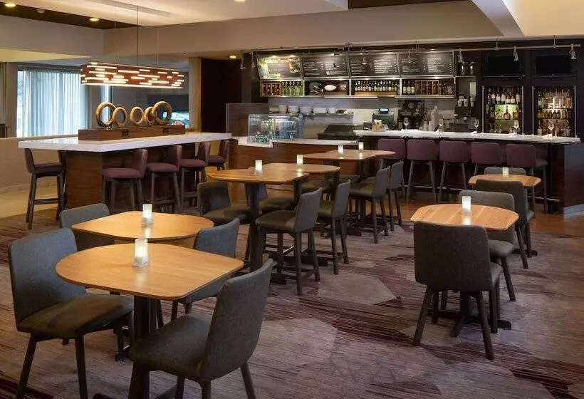 فندق Courtyard By Marriott Memphis East/park Avenue