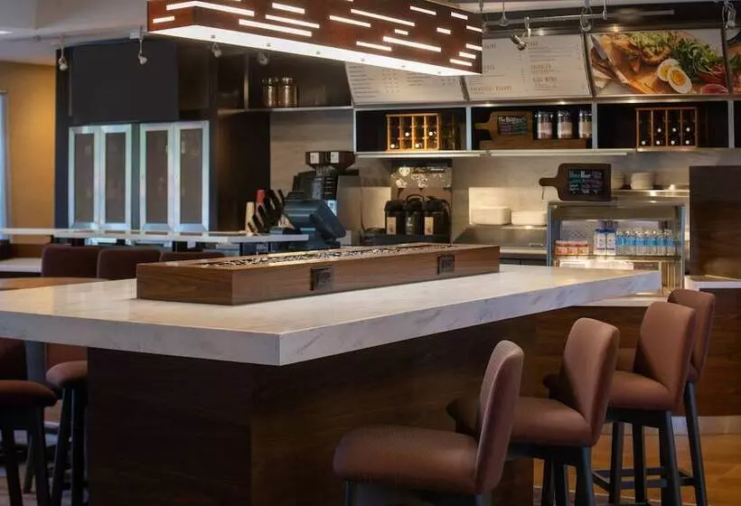 فندق Courtyard By Marriott Memphis East/park Avenue