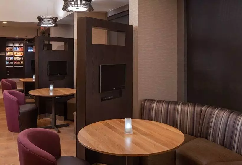 فندق Courtyard By Marriott Memphis East/park Avenue