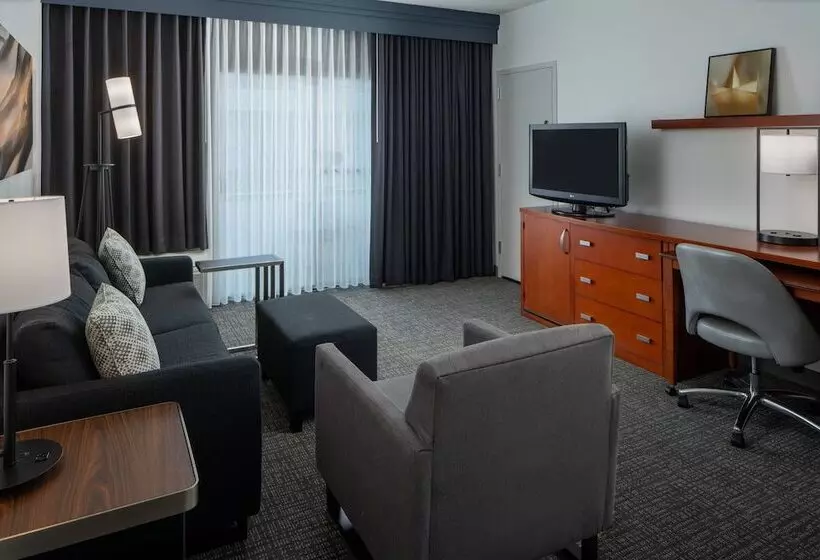فندق Courtyard By Marriott Memphis East/park Avenue
