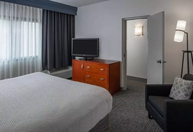 فندق Courtyard By Marriott Memphis East/park Avenue