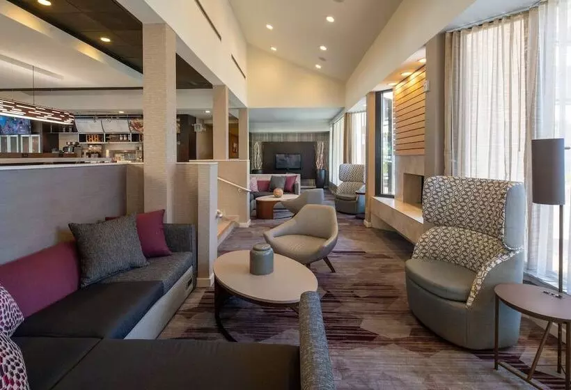 فندق Courtyard By Marriott Memphis East/park Avenue