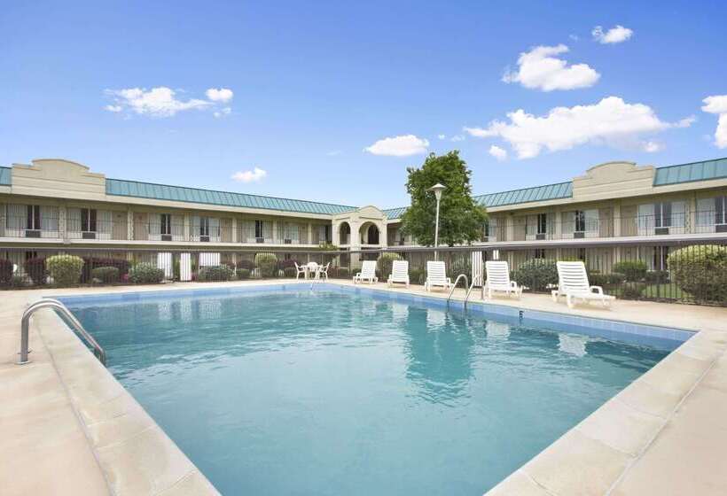 בית מלון כפרי Days Inn By Wyndham Emporia