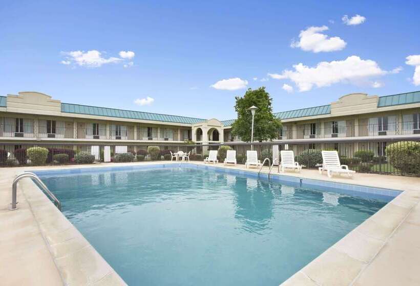 בית מלון כפרי Days Inn By Wyndham Emporia