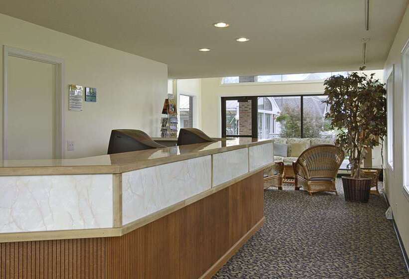هتل Days Inn By Wyndham Mackinaw City Lakeview