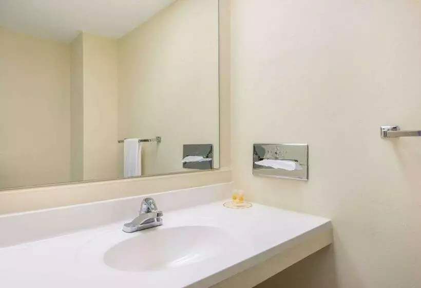ホテル Days Inn By Wyndham St. Louis North