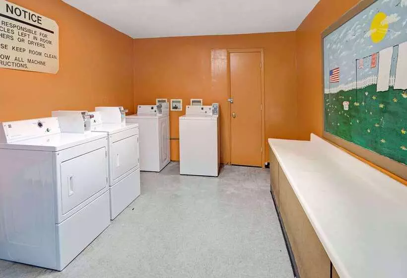 호텔 Days Inn & Suites By Wyndham Charleston Airport West