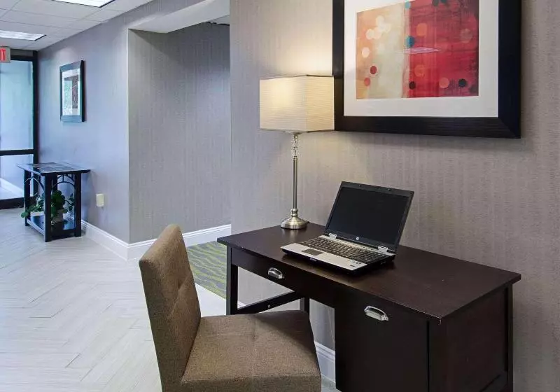 Hotel Quality Inn And Suites