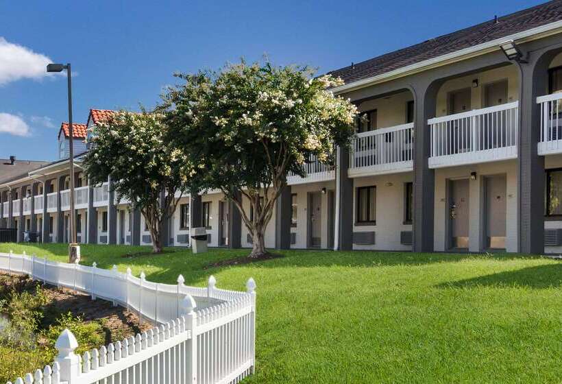 בית מלון כפרי Rodeway Inn At Fort Lee