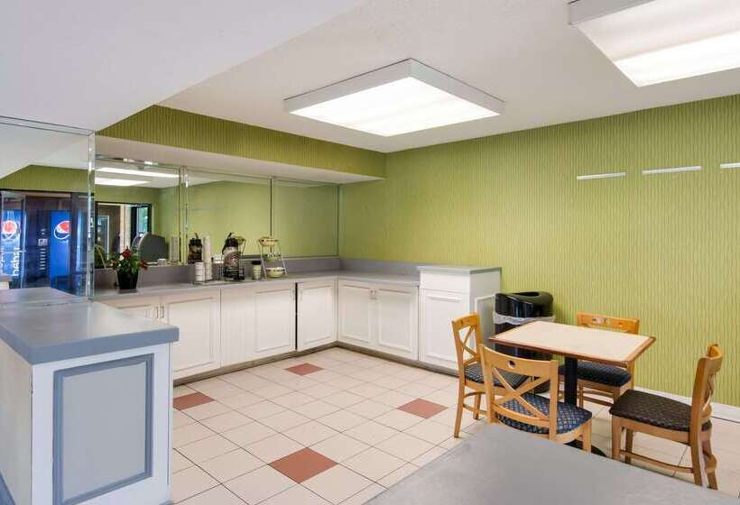 בית מלון כפרי Rodeway Inn At Fort Lee